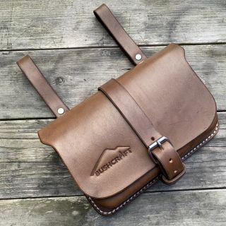 Když jdete ven, potřebujete mít věci po ruce – a do kapes né vždy všechno vleze. 🗝️ ☝️Tahle velká kožená brašna Jubö je...